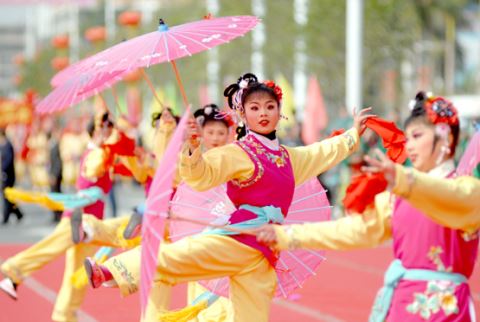 锣鼓标旗巡游:尧天舜日鼓乐喧